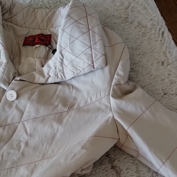 Elegant White Trench Coat with Red Floral Design - Picture 11 of 15